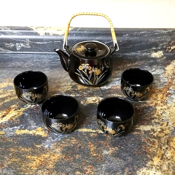 Other - Tea pot with 4 cups